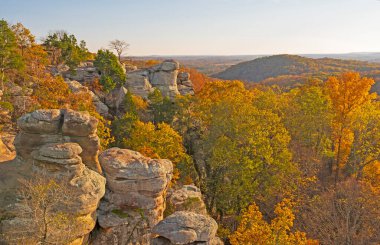 Illinois 'deki Shawnee Ulusal Ormanı' ndaki Tanrıların Bahçesinde Sonbahar Renkleri Üzerine Akşam Işığı