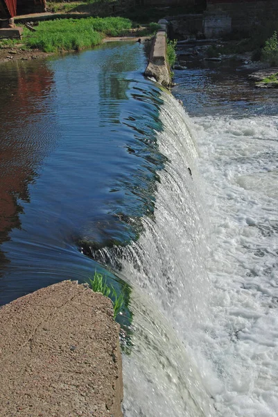 インディアナ州ブリッジトンの農村ダムを流れる水 — ストック写真