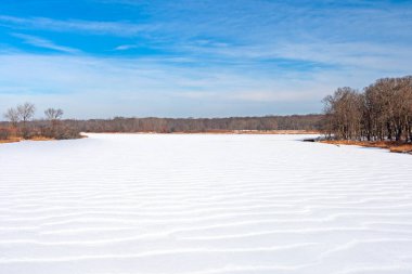 Illinois Ned Brown Preserve 'deki Donmuş Göl' deki Kış Rüzgârı Kalıpları