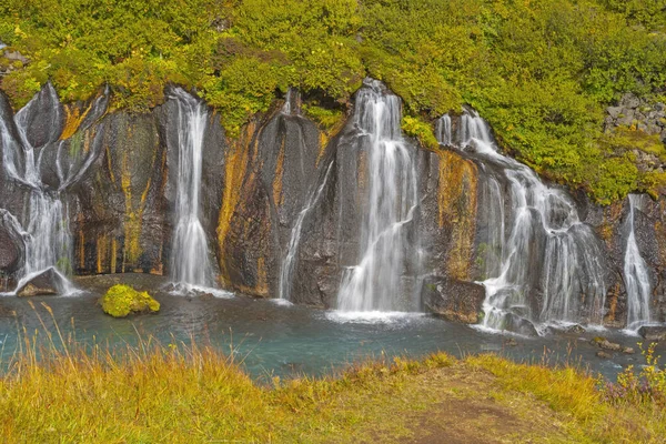 Cascate Tranquille Che Fuoriescono Dalla Roccia Vulcanica Islanda — Foto Stock