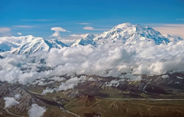 Letecký Pohled Dramatické Vrcholy Tyčící Nad Mraky Denali Aljašského Pohoří — Stock fotografie