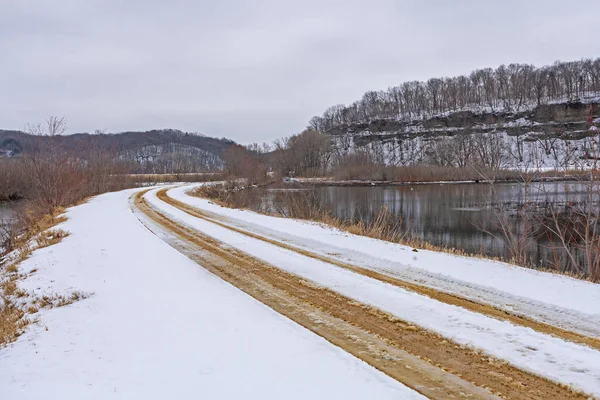 Strada Sterrata Innevata Lungo Scogliere Del Fiume Nella Zona Superiore — Foto Stock