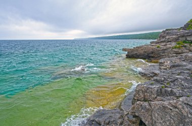 Ontario 'daki Bruce Yarımadası Ulusal Parkı' nda Huron Gölü 'ndeki Büyük Göller' in Renkli Suları