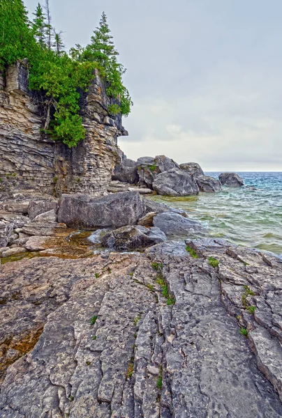 安大略省布鲁斯半岛国家公园休伦湖大湖区的岩石海岸 — 图库照片