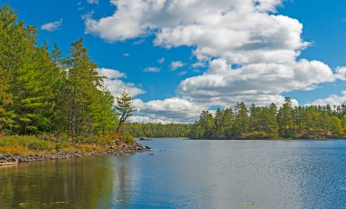 Minnesota 'daki Sınır Suları' nda Saganaga Gölü 'nde Kano Bölgesi' nde Güneşli Öğleden Sonra