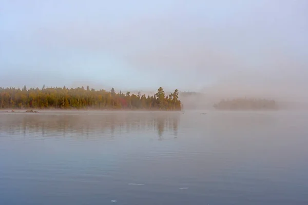 明尼苏达州萨加纳加湖北部森林的晨雾缓缓消散 — 图库照片