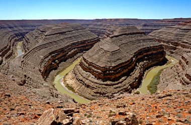 Utah 'taki Goosenecks Eyalet Parkı' nda Amerikan batısında başıboş Oxbow 'lar.