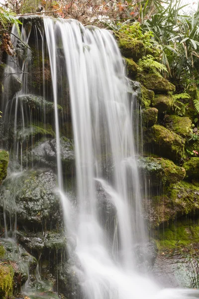 Zamlžené vodopády v divočině — Stock fotografie