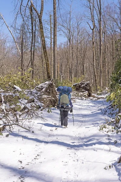 Backpacker auf einer verschneiten Spur nach einem Frühlingsschnee — Stockfoto