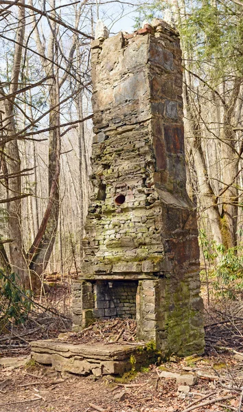 광 야에서 오래 된 굴뚝의 유적 — 스톡 사진