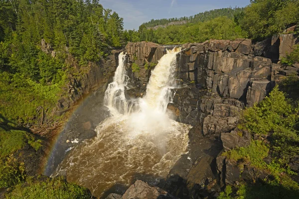 Duha v velkolepé vodopády v létě — Stock fotografie