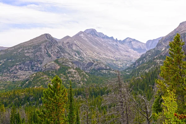 Драматические вершины Скалистых гор — стоковое фото
