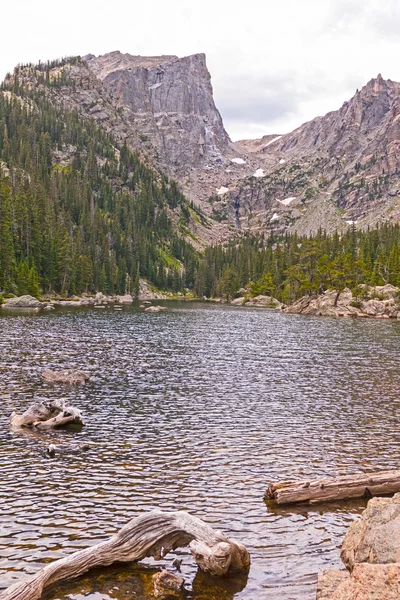 Cima drammatica su un lago alpino — Foto Stock