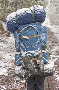 Bir kar fırtınası içinde Backpacker