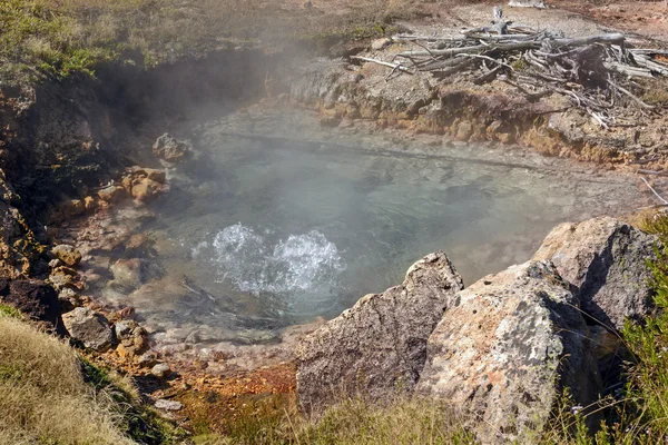 Eau bouillante dans une piscine thermique — Photo