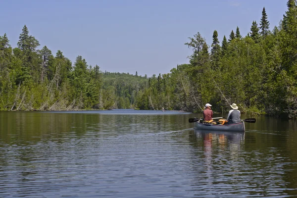 Canoers se dirigeant vers un lac North Woods — Photo