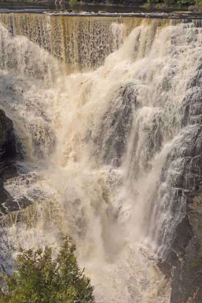 Cascate drammatiche in un abisso — Foto Stock