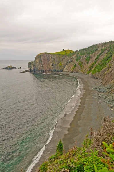 Rochers éloignés et plage sur l'océan — Photo