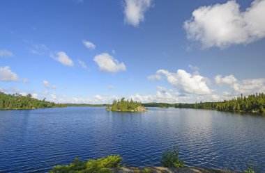 Bir North Woods gölde sabah erken