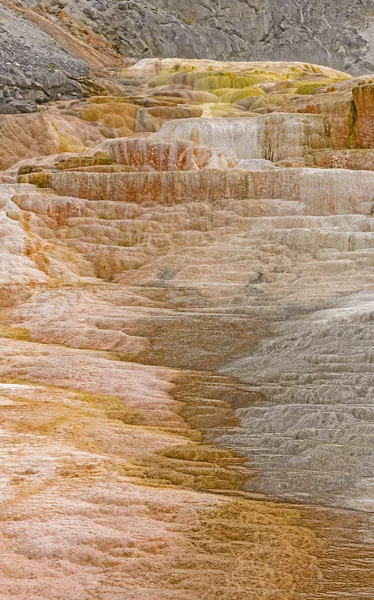 Travertino colorato nel Parco Nazionale di Yellowstone — Foto Stock