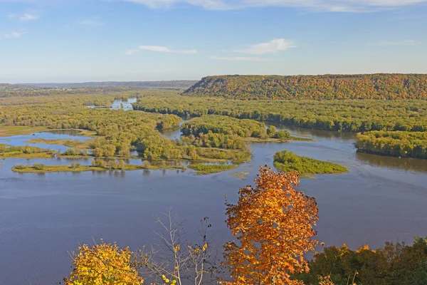 Spectaculair uitzicht op een samenvloeiing van de rivier in de herfst — Stockfoto