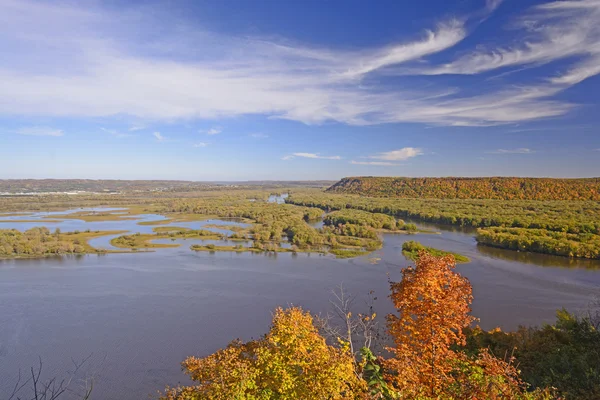 Fall kleuren op een Midwest rivier — Stockfoto