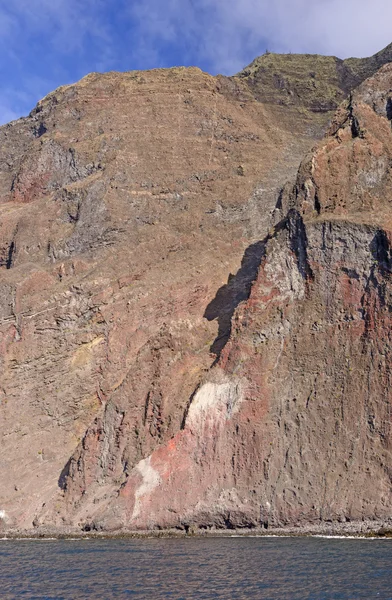 Steile Klippen auf einer Vulkaninsel — Stockfoto