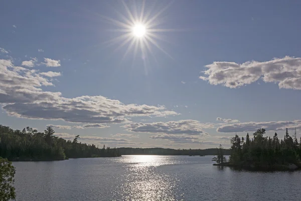 Hoge zon over een wildernis Lake — Stockfoto