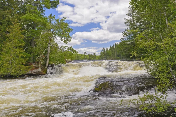 Kraftfull ränna mellan sjöar — Stockfoto