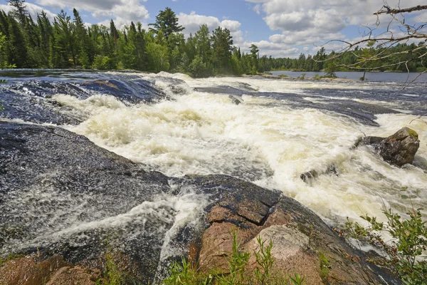 Dramatische watervallen in de wildernis — Stockfoto