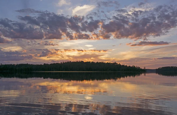 Reflecties bij zonsondergang in het noorden Woods — Stockfoto