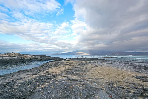 Wulkaniczne wybrzeżu w Galapagos — Zdjęcie stockowe