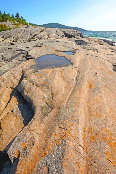 Dramática roca plana en un día de verano —  Fotos de Stock