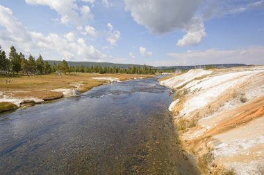 Vahşi nehir renkli termal alanında