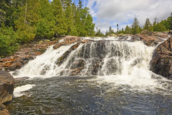 Cascate drammatiche su un fiume selvaggio — Foto Stock