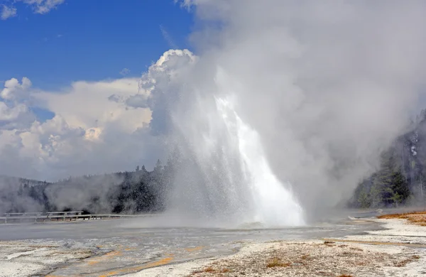 Géiser inusual Erupción en un ángulo — Foto de Stock