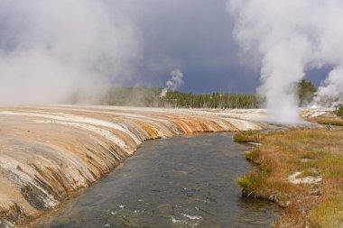 Karanlık gökyüzü Yellowstone üzerinde