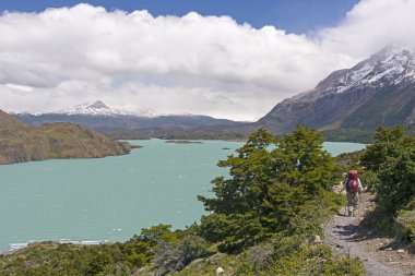 Backpacker Patagonya Andes uzaktan izinde