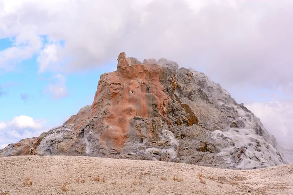 Cono di un geyser fumante — Foto Stock