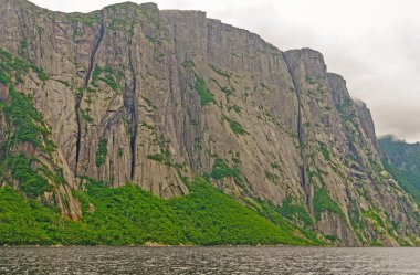 İç kısımda bir fiyort granit kayalıklarla