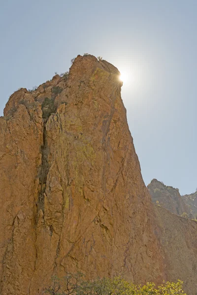 Desert Sun espreitando em torno de um monólito de rocha — Fotografia de Stock