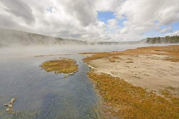 Vroege ochtend stoom en Mist op een thermische voorjaar — Stockfoto