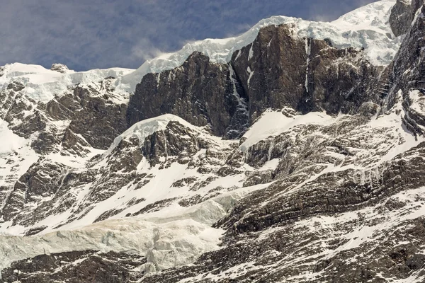 Buzullar ve Patagonya Andes kayaya asılı — Stok fotoğraf