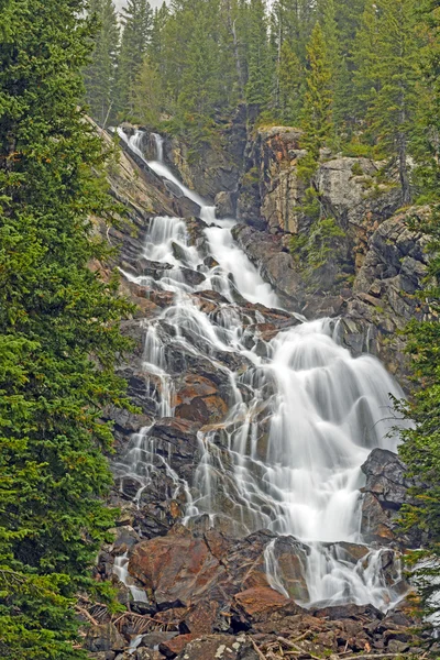 Chutes dramatiques cachées dans les montagnes — Photo