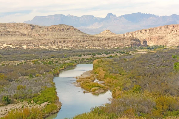 Meanderende rivier door een Canyon woestijn — Stockfoto