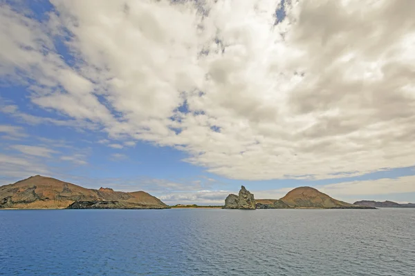 Dramáticas nubes de la tarde sobre una isla remota — Foto de Stock