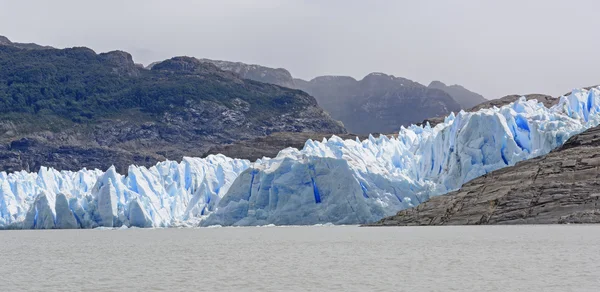 Blue Glacial Ice reunião um Lago Glacial — Fotografia de Stock