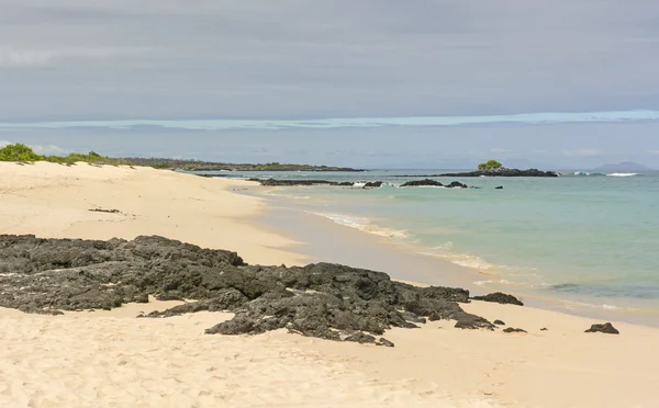 Nubes matutinas en una playa del océano — Foto de Stock