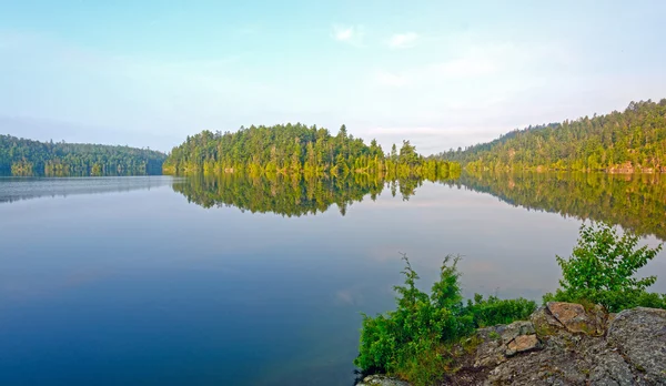 Ochtend rust op een wildernis meer — Stockfoto