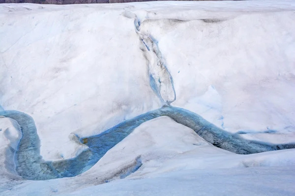 Corriente de agua fundida en la superficie de un glaciar — Foto de Stock